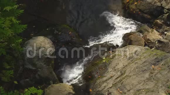 山间的溪流形成白色的泡沫流入暗湖视频的预览图
