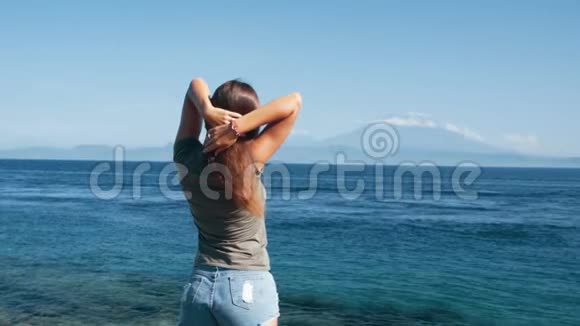 旅行者喜欢看海看山女孩的头发随风飘动动作很慢视频的预览图