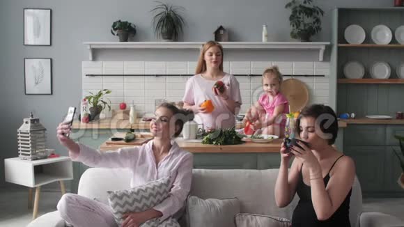 三个女人和孩子早上坐在厨房里视频的预览图