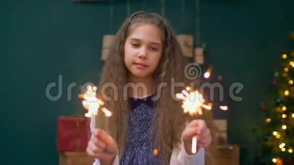 快乐的小女孩在圣诞节玩火花视频的预览图