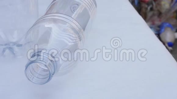 从旧塑料瓶到回收瓶视频的预览图