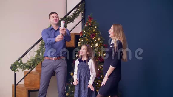 兴奋的家人用鞭炮庆祝圣诞节视频的预览图