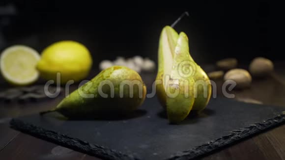 幻灯片缩放镜头厨房桌上有生的多汁梨新鲜水果水果沙拉的配料甜味维生素视频的预览图