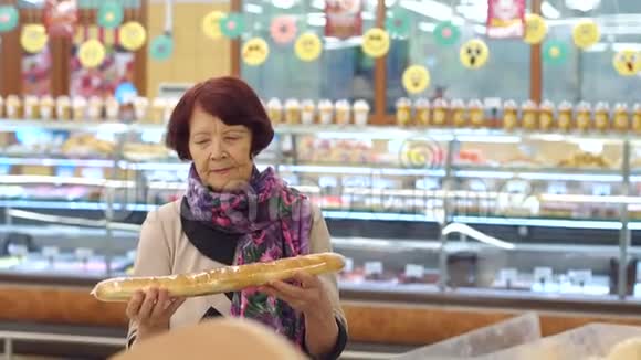 八十岁的祖母在杂货店挑选和买面包慢点视频的预览图
