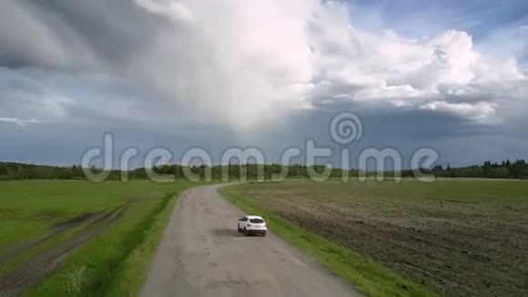 白色现代汽车沿着蜿蜒的旧沥青路行驶视频的预览图