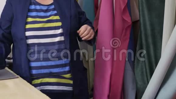 家具厂的一位老太太正在拣粉红色的料子缝衣服视频的预览图