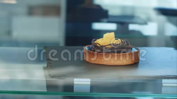商店橱窗上的单个蛋糕视频的预览图
