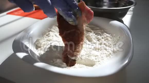 女厨师把生肉包在鸡蛋和面粉里在家煮生肉慢动作视频的预览图