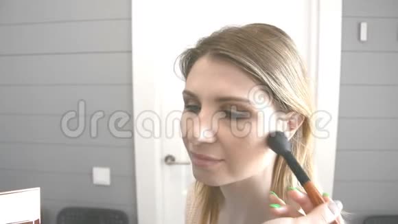 美女金发化妆视频的预览图