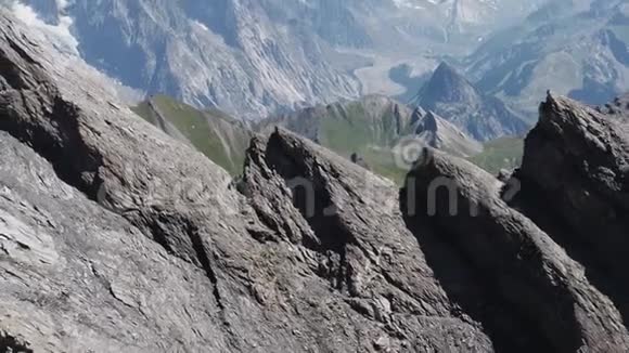 意大利马拉特拉山上骑自行车的人的鸟瞰图视频的预览图