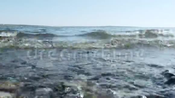 海涛拍岸特写海水清澈海洋自然海洋的海洋背景日出日落海上视频的预览图
