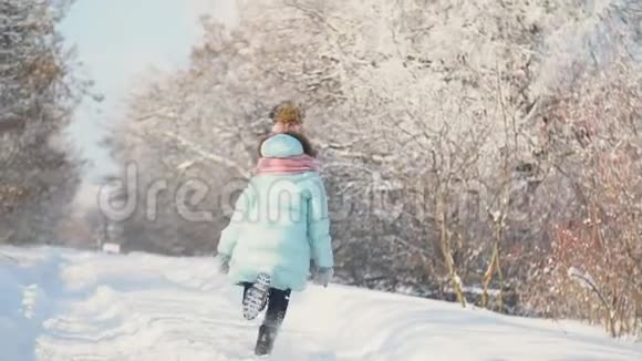 小女孩在下雪的路上奔跑视频的预览图
