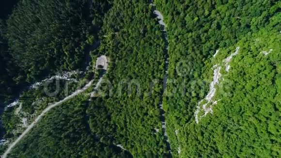 山蛇纹石从顶部狭窄蜿蜒的道路景观高加索山脉视频的预览图