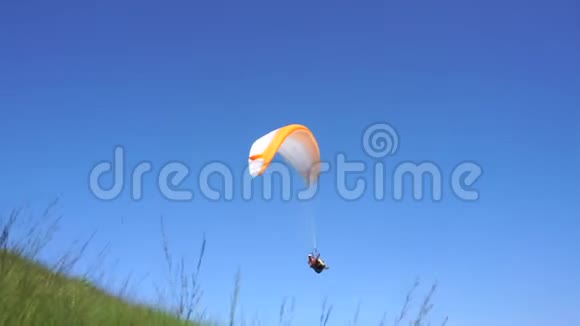 晴天滑翔伞飞越高山视频的预览图