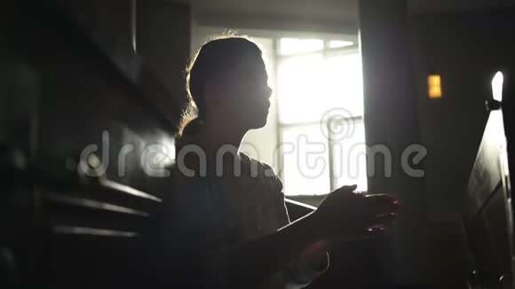 祈祷妇女剪影视频的预览图
