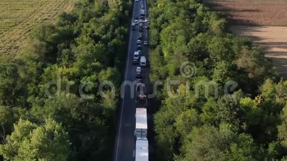 乡间道路交通堵塞空中录像视频的预览图