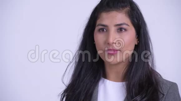 年轻快乐的波斯女商人接受采访视频的预览图