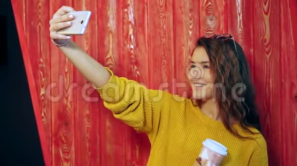 咖啡店里漂亮的女孩做自拍视频的预览图