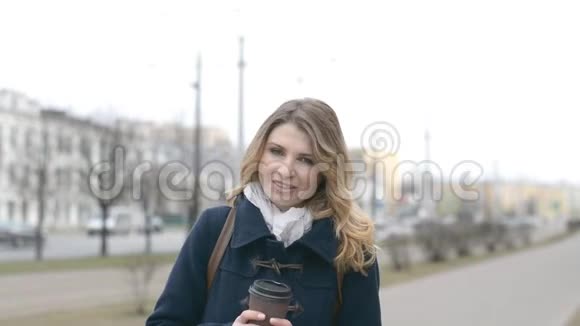 女性面对都市生活观喝咖啡视频的预览图