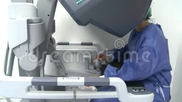 医生轻轻地使用外科机器人视频的预览图