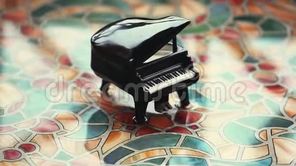 黑色钢琴水桌视频的预览图