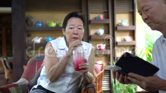 亚洲老年夫妇分享饮料简单的爱和关怀视频的预览图