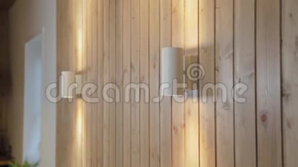 房子里木墙上的现代灯视频的预览图