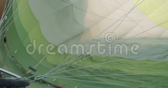 热气球充气的特写镜头为户外飞行做好准备视频的预览图