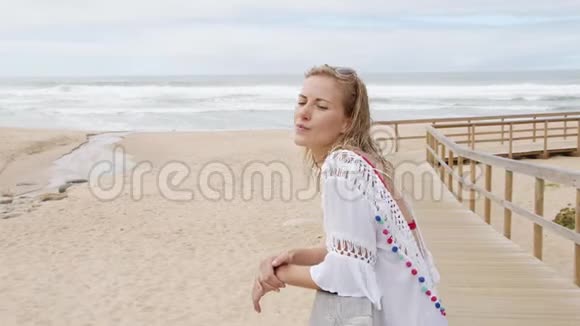 夏天的完美一天年轻女子在海滩上享受她的一天视频的预览图