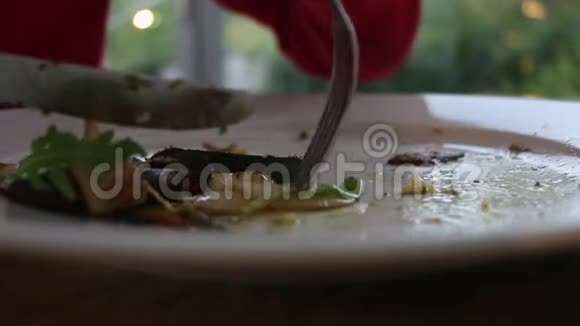 在餐厅完成晚餐特写猪肉与沙拉和烤土豆低角度bokeh视频的预览图