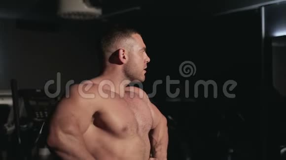 运动员展示他的肌肉视频的预览图
