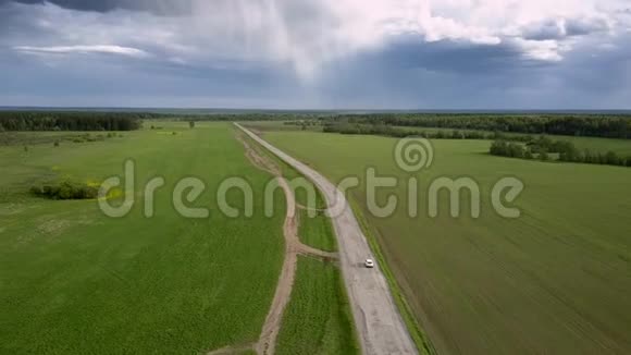 汽车在柏油路上行驶汽车在地面上行驶视频的预览图