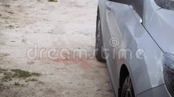 一个人自己洗了车视频的预览图