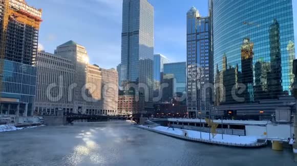 冬季早晨芝加哥河的蒸发量急剧下降视频的预览图