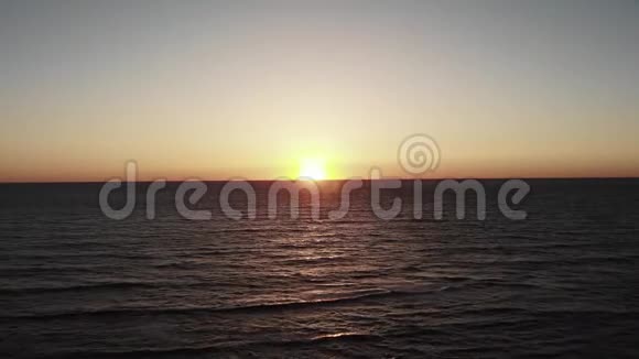 日落在海上夕阳落山天空和大海为背景塞浦路斯帕福斯春天日落视频的预览图