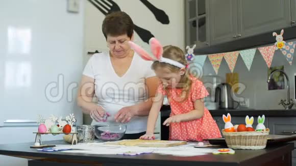 奶奶和孙女在烤复活节饼干视频的预览图