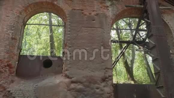 从马丁敞开的炉炉里看到的旧墙上覆盖着金属毛皮视频的预览图