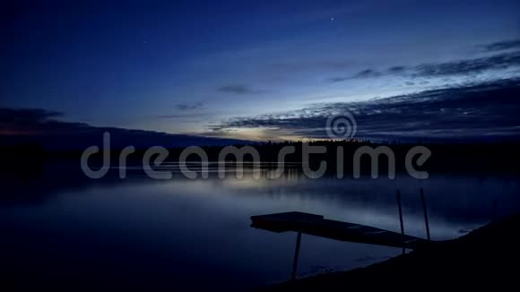 夜晚湖面上戏剧性的天空4K时间流逝视频的预览图