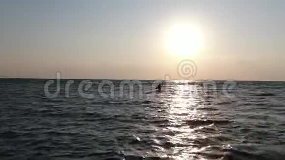 夕阳西下倒影在水中一个带风筝的人在散步视频的预览图