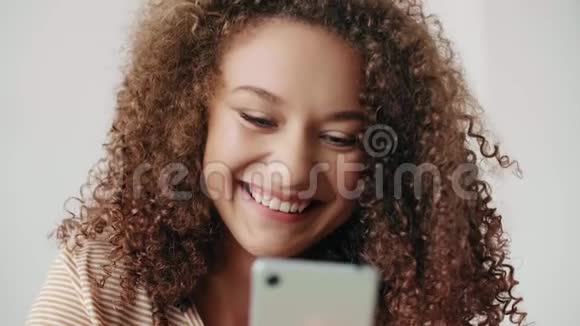 带上微笑的少女手机视频的预览图