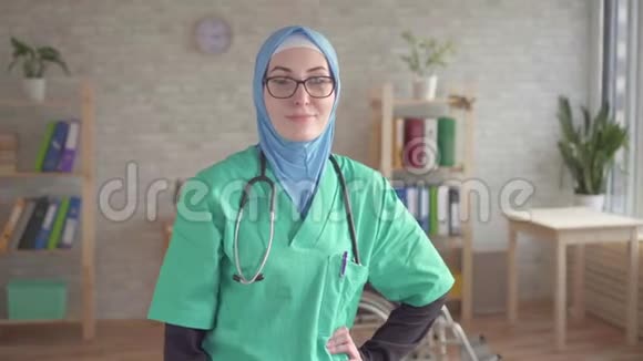 穆斯林妇女戴头巾的画像医生竖起大拇指视频的预览图