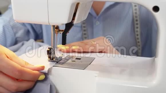 一个女人的贴身衣服她的工作室里的缝纫机上的手工裁缝视频的预览图