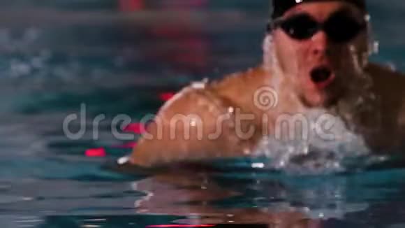 慢动作专业游泳运动员的特写镜头视频的预览图