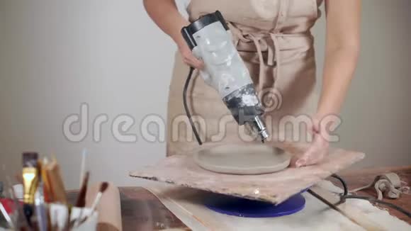 女陶工制作陶瓷制品视频的预览图