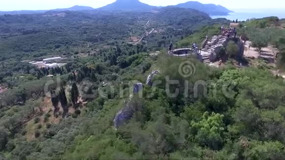 从空中俯瞰凯撒在希腊科孚岛的王位无人机循环移动视频的预览图