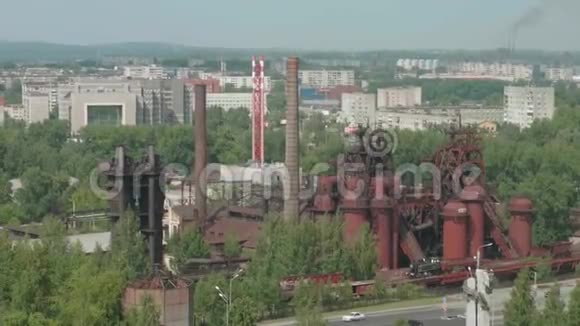 从远处看下塔吉尔的老冶金厂重工业视频的预览图