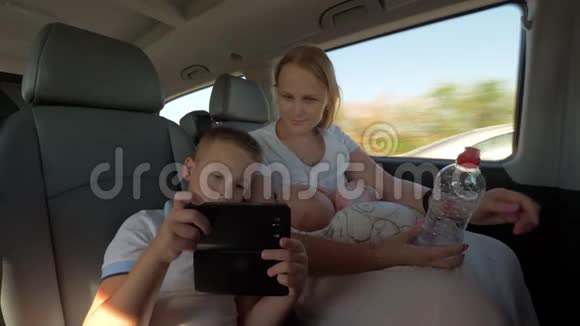 乘车时的家庭自拍视频的预览图