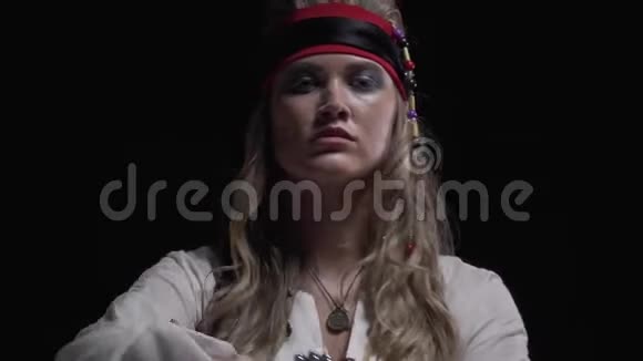 金发坚强的海盗女人站在黑色背景上4k视频的预览图