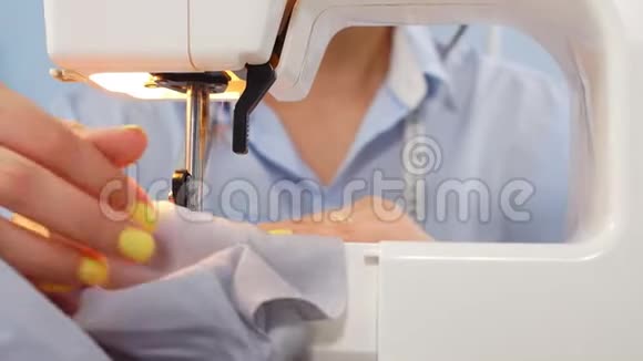 在工作场所用缝纫机完成一名妇女的手工裁缝工作视频的预览图