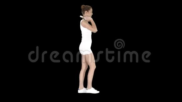 穿着白色衬衫的女人用耳机听音乐走路阿尔法频道视频的预览图